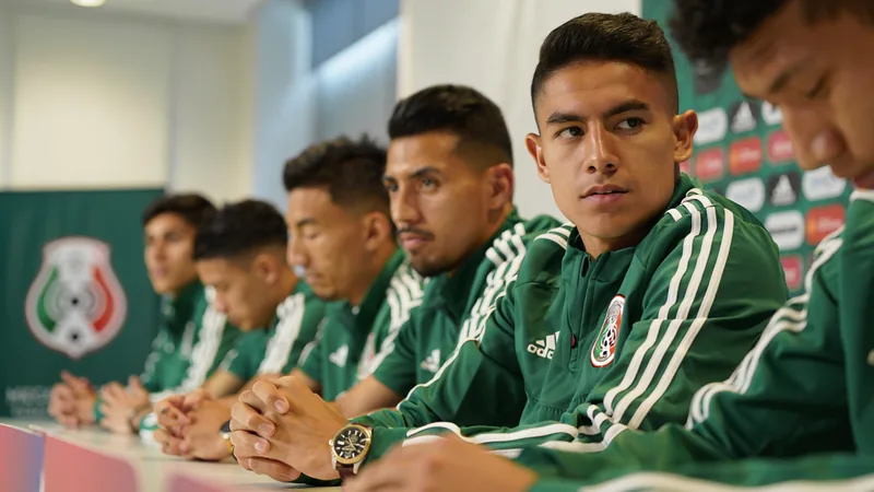 Seleção mexicana devolve relógios de luxo presenteados por youtuber Jogadores da seleção mexicana em campo com uniforme verde, devolvendo relógios Rolex de luxo em uma coletiva de imprensa no Estádio Azteca.