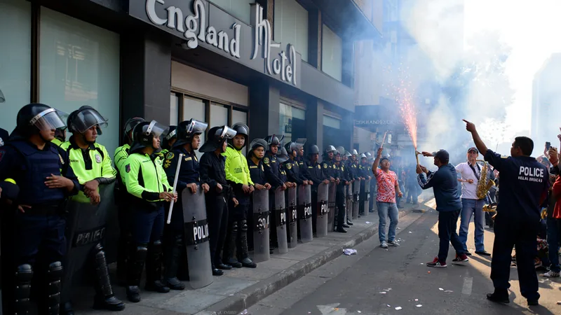 Torcida mexicana tenta acordar seleção inglesa, mas polícia intervém Torcida mexicana tenta acordar seleção inglesa, mas polícia intervém