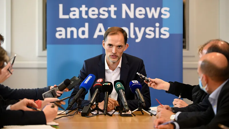 Tuchel admite desvantagem da altitude contra o México — Football Estádio Azteca na Cidade do México, com arquibancadas lotadas e bandeiras mexicanas, sob um céu claro e montanhas ao fundo.