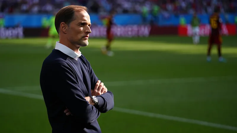 Tuchel paga por escolha tática; como Inglaterra se reajusta Thomas Tuchel à beira do campo, com expressão preocupada, enquanto jogadores ingleses em campo parecem desanimados após um gol sofrido.