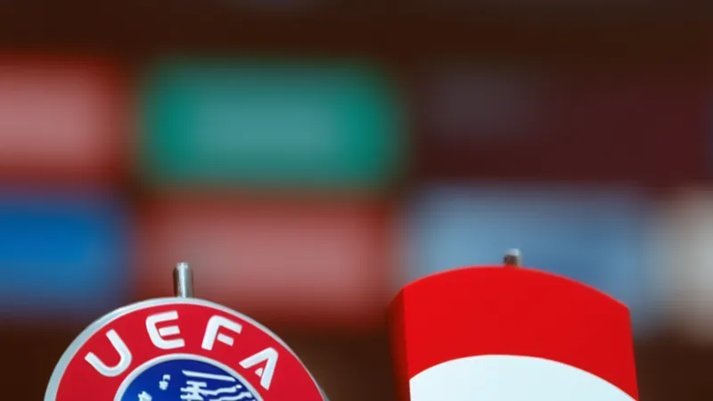Uefa ameaça boicote se Infantino avançar com plano — Football World Sede da Uefa em Nyon, Suíça, com a bandeira da Uefa e a bandeira da Fifa em mastros separados, simbolizando a tensão entre as duas organizações.