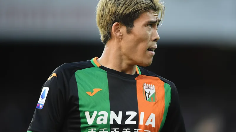 Venezia oferece contrato de longo prazo a Takehiro Tomiyasu Takehiro Tomiyasu, defensor japonês, em ação com a camisa do Arsenal, em um estádio de futebol durante uma partida noturna.