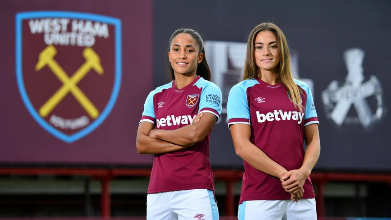 West Ham contrata Kelly Gago e Estelle Cascarino — Football World Cup Jogadoras Kelly Gago e Estelle Cascarino posando com a camisa do West Ham United em frente ao estádio do clube em Londres