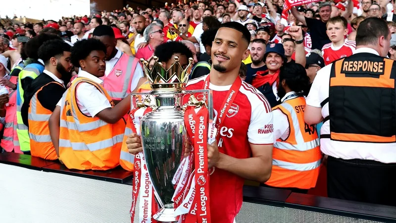 William Saliba fora por período prolongado, mas sem cirurgia William Saliba, defesa do Arsenal, a sair de campo lesionado durante jogo da Liga dos Campeões contra o Lens — latest news and analysis.