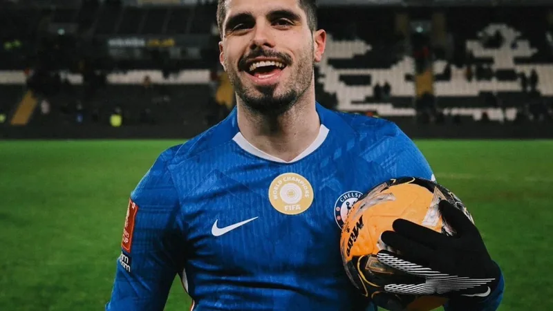 Al Hilal quer Pedro Neto para reforçar ataque — Football World Cup Pedro Neto, extremo português do Chelsea, em ação com a camisola azul durante um jogo, com o estádio ao fundo — latest news and analysis.