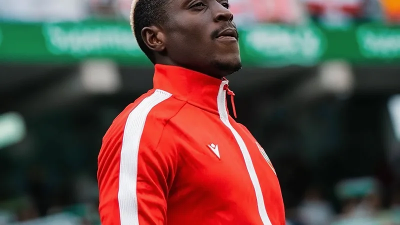 Al Ittihad fecha com Almería por Dion Lopy — Football World Cup News Jogador de futebol senegalês Dion Lopy com a camisa do Almería, em ação durante uma partida da La Liga, com o estádio ao fundo.