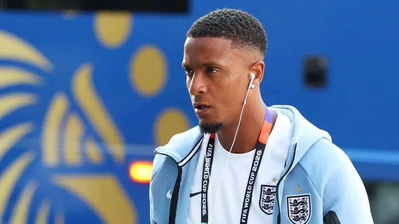 Ezri Konsa, zagueiro do Aston Villa, em ação durante uma partida da Premier League, vestindo a camisa do clube em campo.
