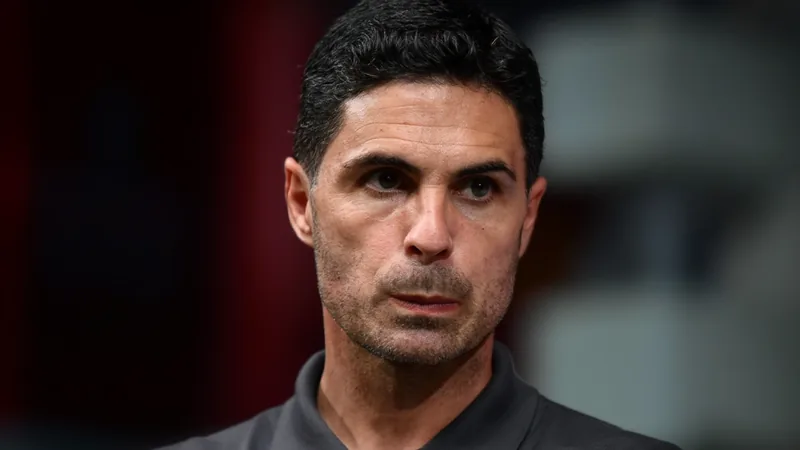 Arteta promete atacar todos os troféus e criar dinastia no Arsenal Mikel Arteta, treinador do Arsenal, em conferência de imprensa, com o logotipo do clube ao fundo, durante a pré-temporada.