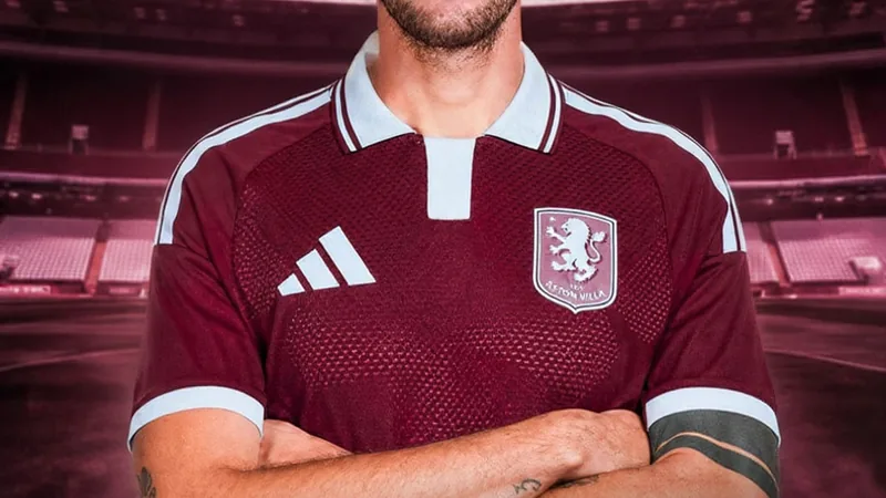 Aston Villa acerta contratação de Matteo Ruggeri — Football World Cup Matteo Ruggeri, lateral-esquerdo italiano de 23 anos, vestindo a camisa do Atlético de Madrid durante uma partida, com o estádio ao fundo.