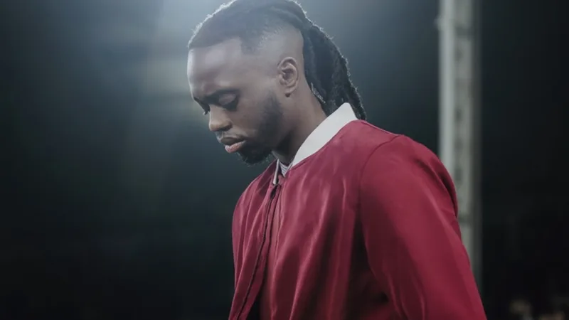 Aston Villa mira Wan-Bissaka após acordo por Ruggeri — Football World Aaron Wan-Bissaka, lateral-direito do Manchester United, em ação durante uma partida da Premier League, com a torcida ao fundo.