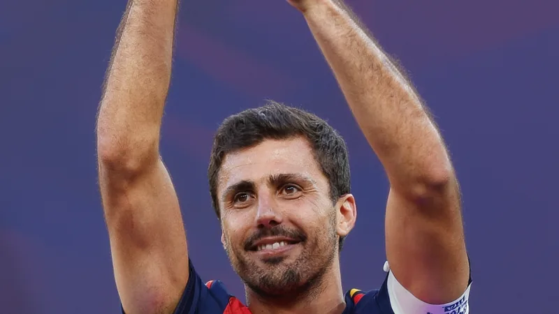Barcelona e Real Madrid disputam Rodri; City aguarda — Football World Rodri, volante espanhol do Manchester City, em ação durante uma partida, com a camisa do clube inglês, em um estádio lotado.