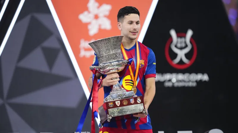 Jovem atacante sueco Roony Bardghji com a camisa do Barcelona durante treino no Camp Nou, com gramado verde ao fundo. — latest news and analysis.