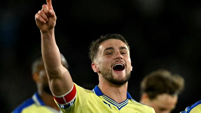Benfica vê oferta de €20M recusada por Harwood-Bellis — Football Taylor Harwood-Bellis em ação com a camisola do Southampton, num campo de futebol, durante um jogo da Championship. — latest news and analysis.