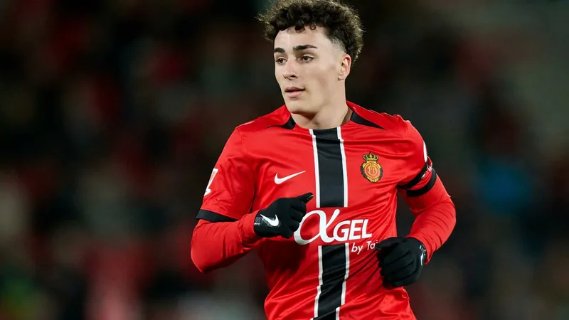 Brugge perto de fechar com Jan Virgili por €12 milhões — Football Jan Virgili, jovem atacante espanhol, em ação com a camisa do Mallorca, driblando um defensor em um estádio de futebol. — latest news and analysis.