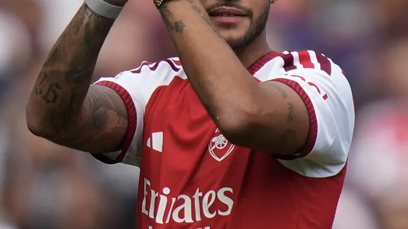Bruno Guimarães é apresentado no Arsenal e promete entrega total Bruno Guimarães é apresentado no Arsenal e promete entrega total