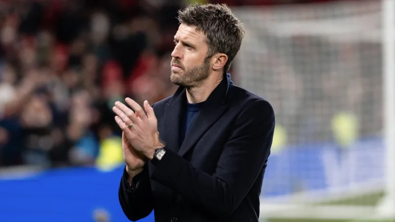 Michael Carrick, treinador do Middlesbrough, em conferência de imprensa, com o logótipo do clube ao fundo, falando sobre reforços para a equipa.