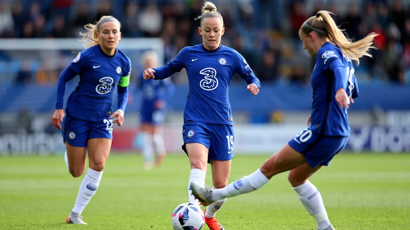 Chelsea x Real Sociedad na Champions feminina — Football World Cup Estádio Stamford Bridge em Londres à noite, com o relvado iluminado e bandeiras do Chelsea, antes do jogo contra a Real Sociedad.