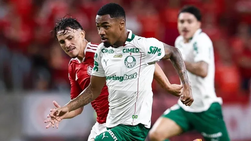 City negocia Allan Elias, do Palmeiras — Football World Cup News Jovem jogador de futebol com a camisa do Palmeiras, correndo com a bola em campo, em um estádio iluminado à noite. — latest news and analysis.