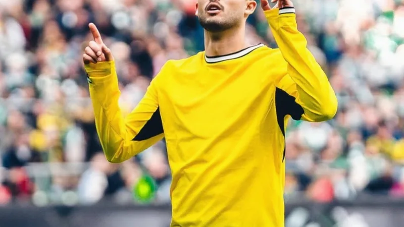 Como fecha acordo com Dortmund por Yan Couto — Football World Cup News Yan Couto vestindo a camisa do Como, sorrindo, com o estádio ao fundo durante a apresentação oficial do jogador. — latest news and analysis.