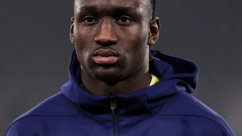Coventry contrata Sidiki Cherif por €24M — Football World Cup News Sidiki Cherif, atacante de 21 anos, vestindo a camisa do Coventry City em um estádio, com a torcida ao fundo. — latest news and analysis.