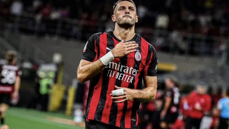 Santi Giménez, atacante mexicano do Feyenoord, com a camisa do clube, em ação durante uma partida, com fundo desfocado do estádio.