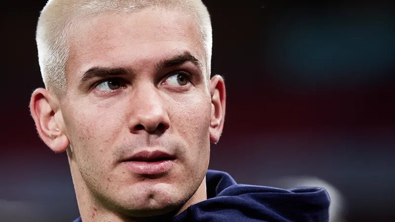 Mastantuono emprestado à Fiorentina — Football World Cup News Jovem jogador de futebol argentino com camisola do Real Madrid a treinar num campo, com a bandeira da Argentina ao fundo.