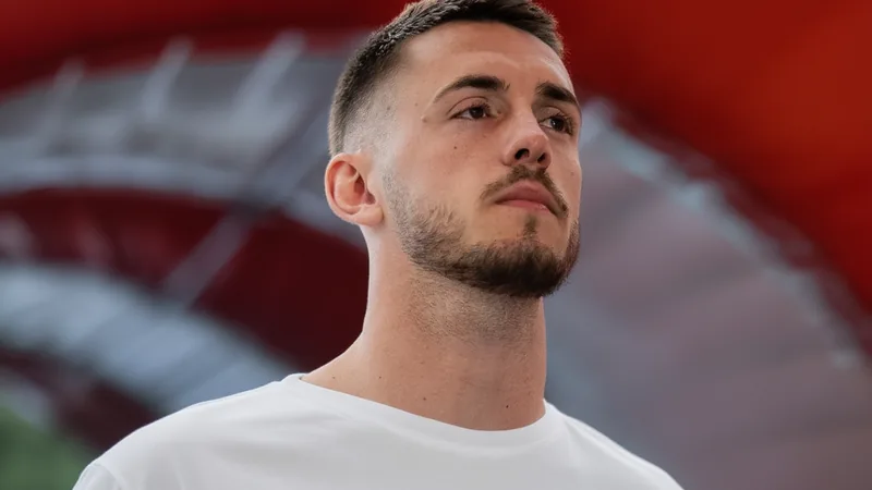 Frosinone fecha com Aleksa Terzić, lateral do RB Salzburg — Football O lateral-esquerdo sérvio Aleksa Terzić, do RB Salzburg, em ação durante uma partida, vestindo o uniforme do clube austríaco.
