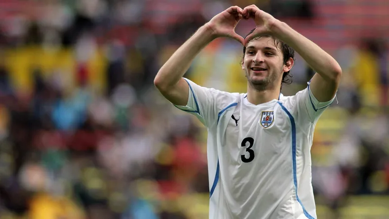 Gaston Silva: A magia de jogar um Mundial sub-17 — Football World Cup Gaston Silva, zagueiro uruguaio, com a camisa celeste durante a Copa do Mundo Sub-17 de 2011, em ação defensiva no gramado do estádio.