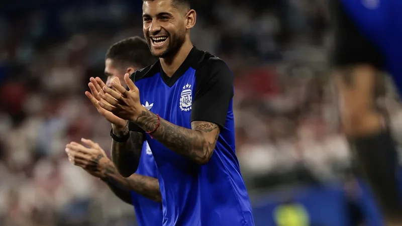 Cuti Romero, zagueiro argentino do Tottenham, em ação durante partida de futebol, com a camisa do clube londrino, em um estádio à noite.