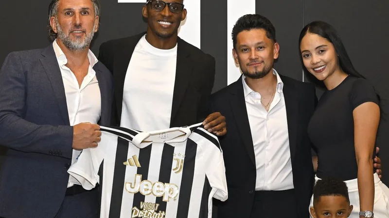 Jhon Lucumí vestindo a camisa da Juventus ao lado de seu agente, Simone Rondanini, em foto oficial de apresentação — latest news and analysis.