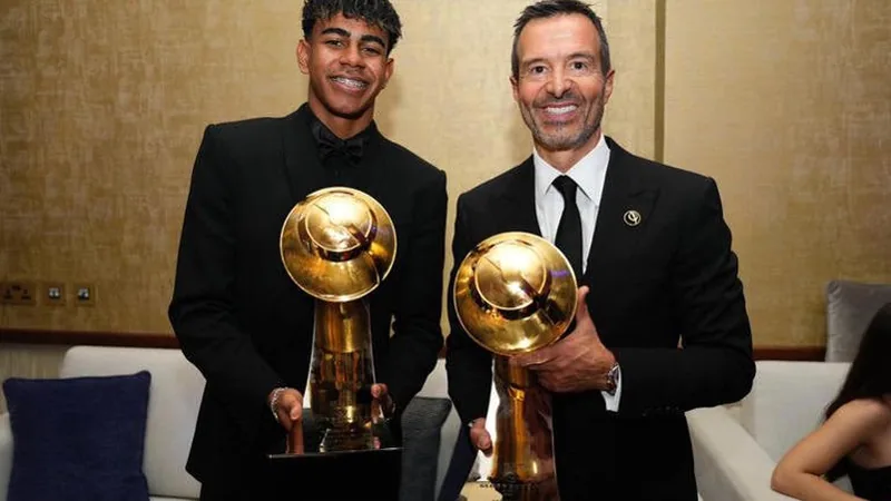 Jorge Mendes, agente de futebol, caminhando pelas ruas de Barcelona, com prédios modernos ao fundo e clima de negócios no ar.