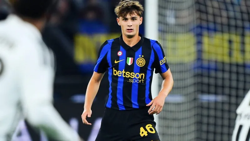 Jovem zagueiro Leonardo Bovio com a camisa da Inter de Milão em campo, durante treino das categorias de base, com o estádio Giuseppe Meazza ao fundo.