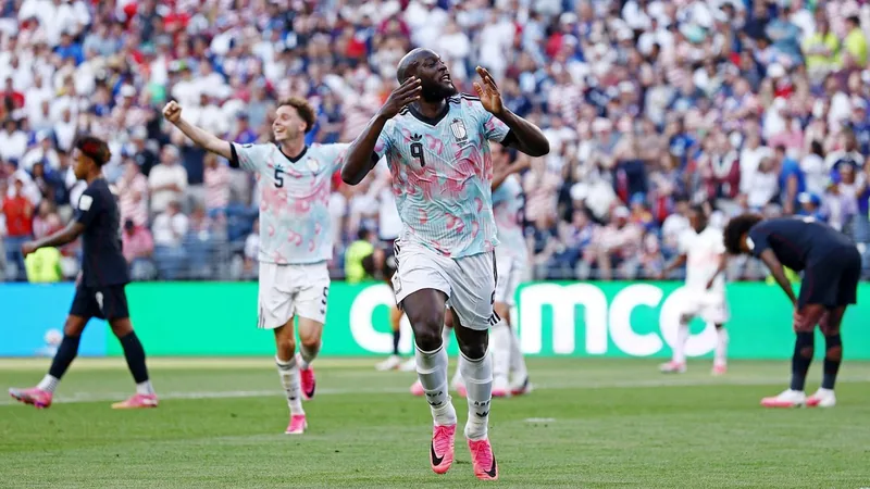 Romelu Lukaku, avançado belga, em ação com a camisola do Nápoles, num estádio à noite, com adeptos ao fundo. — latest news and analysis.