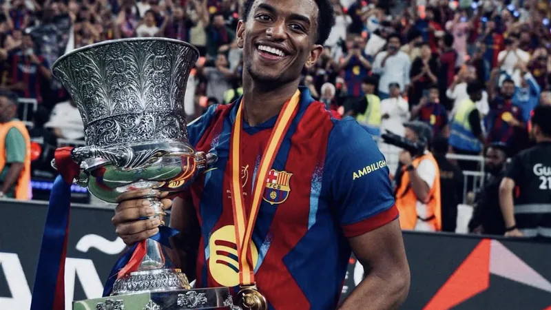 Alejandro Balde, lateral-esquerdo do Barcelona, em ação durante uma partida, com a camisa azul e grená do clube catalão.