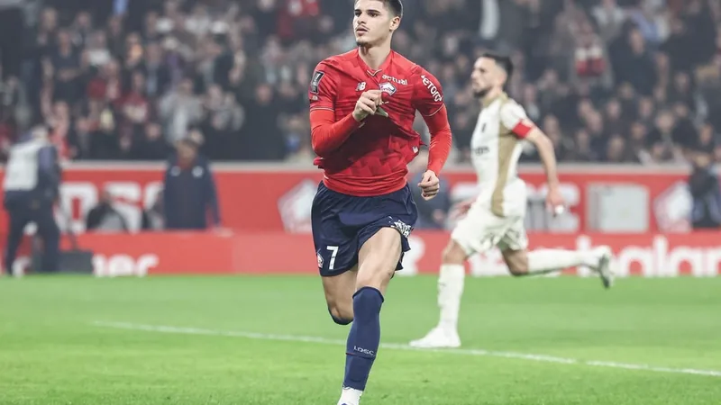 Jovem jogador de futebol com a camisola do Lille a driblar uma bola num campo de treino, com o estádio ao fundo. — latest news and analysis.