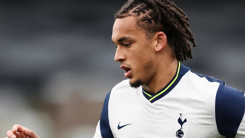 Middlesbrough fecha acordo com Tottenham por Ashley Phillips Ashley Phillips, jovem defesa de 19 anos, em ação com a camisola do Tottenham, num relvado, durante um jogo de futebol. — latest news and analysis.
