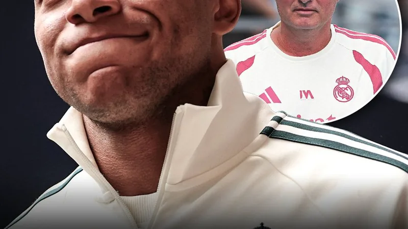José Mourinho, com um sorriso, aponta o dedo enquanto fala, com Kylian Mbappé ao fundo, vestindo a camisola do PSG, num estádio de futebol.
