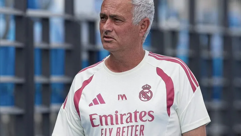 José Mourinho, técnico português, em entrevista ao programa El Chiringuito, com expressão séria, falando sobre o caso Negreira.
