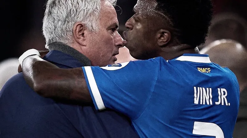 Mourinho: "Vini Jr está apaixonado pelo Real Madrid" Mourinho: "Vini Jr está apaixonado pelo Real Madrid"