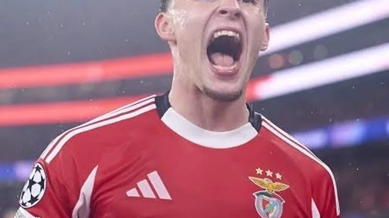 Newcastle perto de fechar com Amar Dedić — Football World Cup News Jogador de futebol Amar Dedić com a camisa do Benfica em campo, durante uma partida, com torcida ao fundo. — latest news and analysis.