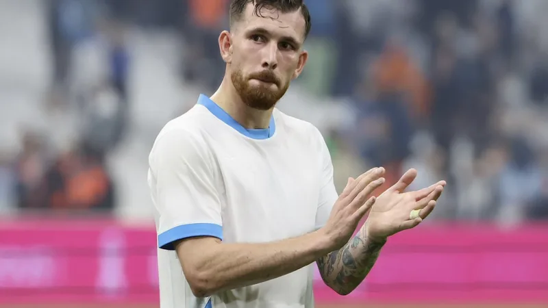 Newcastle prioriza Højbjerg no meio-campo — Football World Cup News Pierre-Emile Højbjerg, meio-campista dinamarquês, em ação com a camisa do Tottenham, em um estádio lotado, durante uma partida da Premier League.