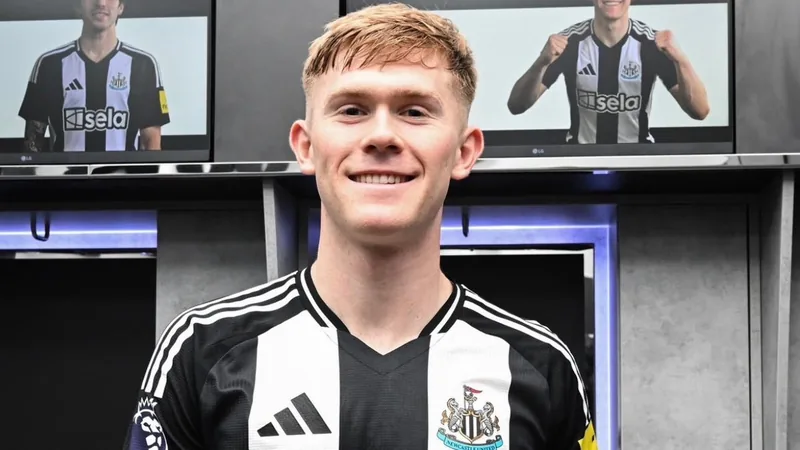 Jovem jogador de futebol Lewis Hall com a camisa do Newcastle United durante treino, em campo gramado, com foco no jogador e fundo desfocado.