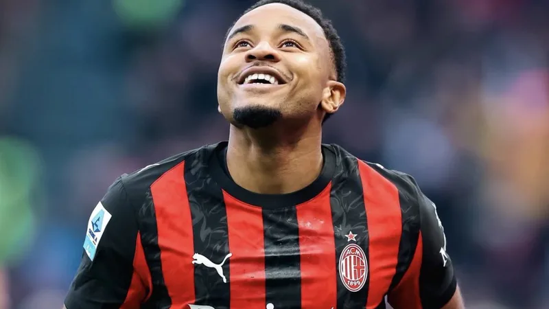 Christopher Nkunku em campo com a camisa do Chelsea, em um estádio lotado, durante uma partida da Premier League, com foco no jogador francês.