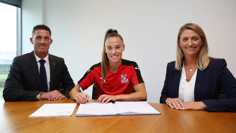 Molly Bartrip, zagueira do Tottenham, vestindo a camisa do Crystal Palace em um estádio, com torcedores ao fundo. — latest news and analysis.