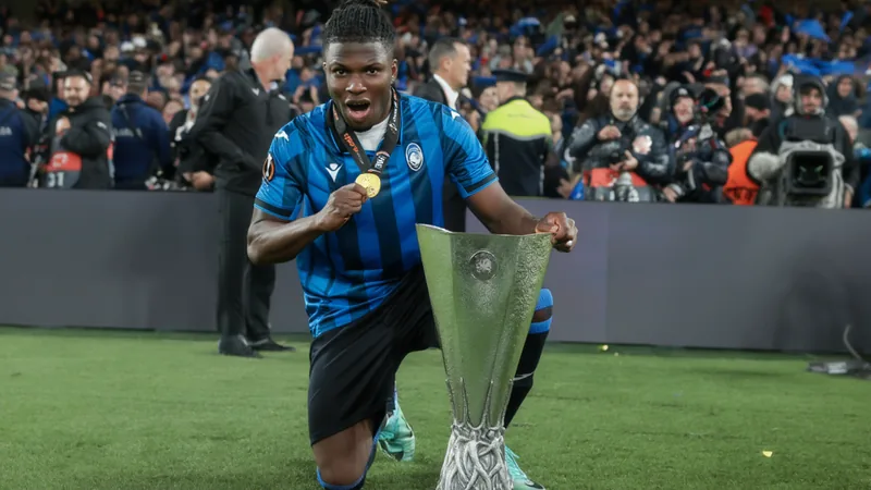 Parma acerta empréstimo de El Bilal Touré — Football World Cup News El Bilal Touré, avançado do Mali, com a camisola da Atalanta, a controlar a bola num relvado, com o estádio ao fundo durante um jogo da Série A.