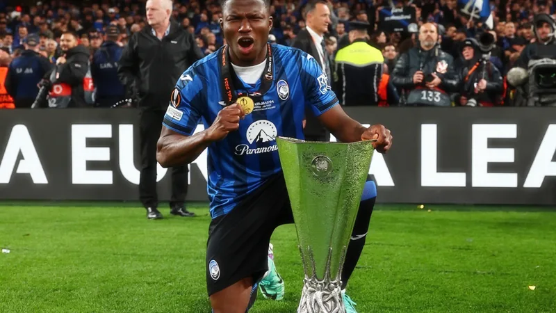 El Bilal Touré, atacante maliano da Atalanta, em ação durante uma partida da Serie A, com a camisa azul e preta do clube de Bérgamo.