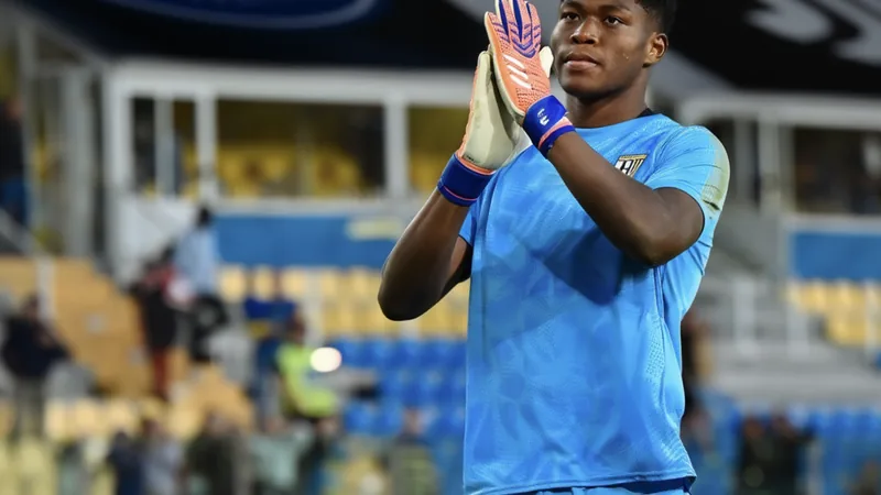 PSG melhora proposta por Suzuki e pode emprestá-lo à Juventus Goleiro japonês Zion Suzuki com uniforme do clube belga, em ação durante partida, com estádio ao fundo e atmosfera de jogo europeu.