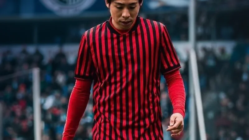 Rangers chegam a acordo por Daisuke Yokota — Football World Cup News Daisuke Yokota, extremo japonês de 26 anos, em ação com a camisola do Hannover 96, a driblar um adversário num estádio de futebol à noite.