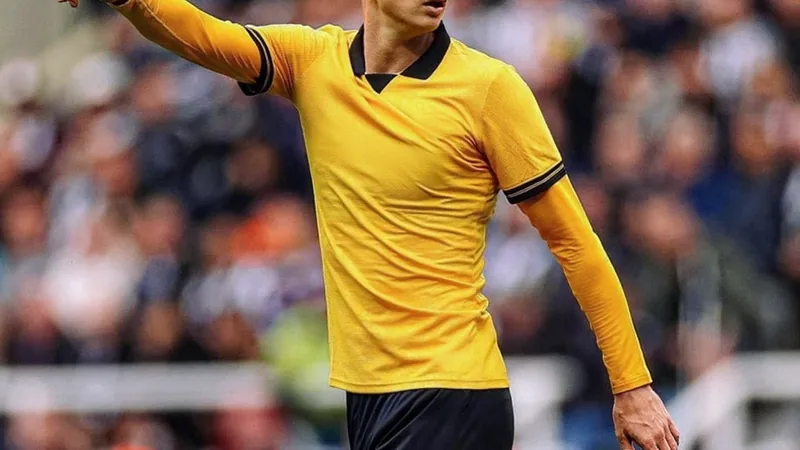 Ladislav Krejci, zagueiro tcheco do Wolverhampton, em ação durante uma partida da Premier League, com a torcida ao fundo.