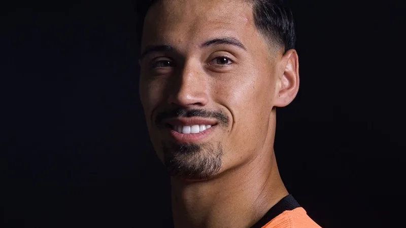 Reijnders na Arábia Saudita para fechar transferência de €61M Tijjani Reijnders em campo com a camisola do Manchester City, durante um jogo, com o estádio iluminado ao fundo. — latest news and analysis.